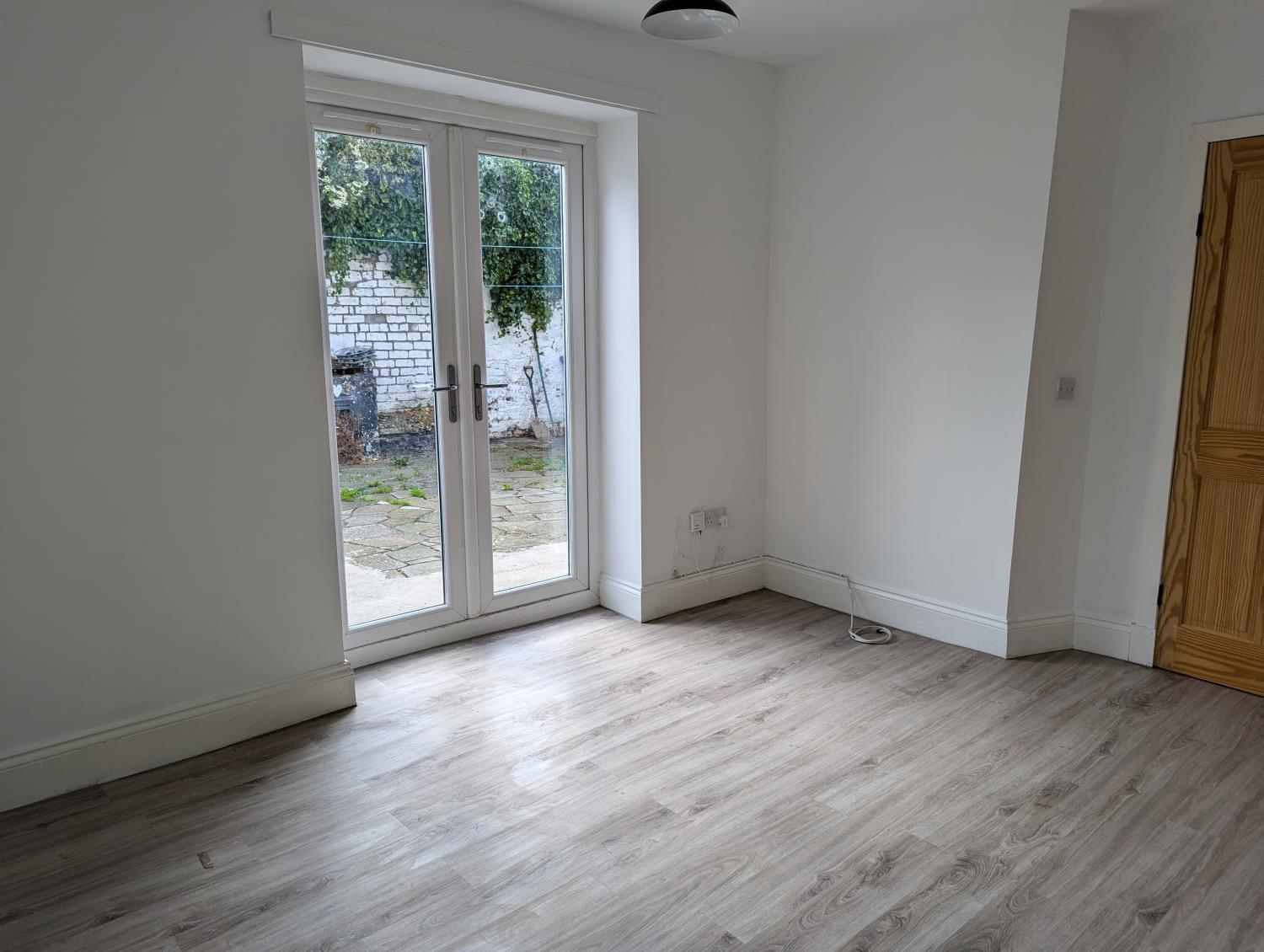 Lounge- patio doors
